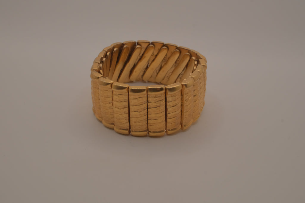 Vintage Hong Kong signed etched gold-tone expandable stretch bracelet
