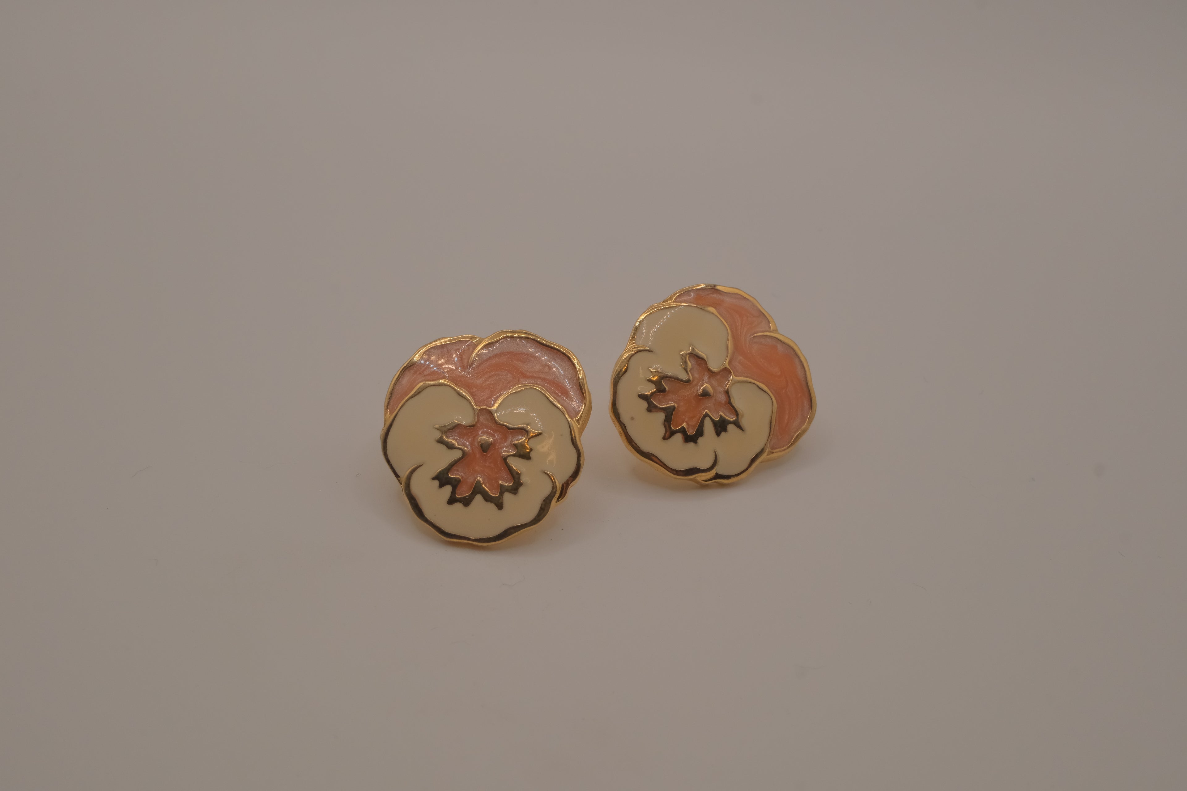 Vintage enamel pansy flower earring