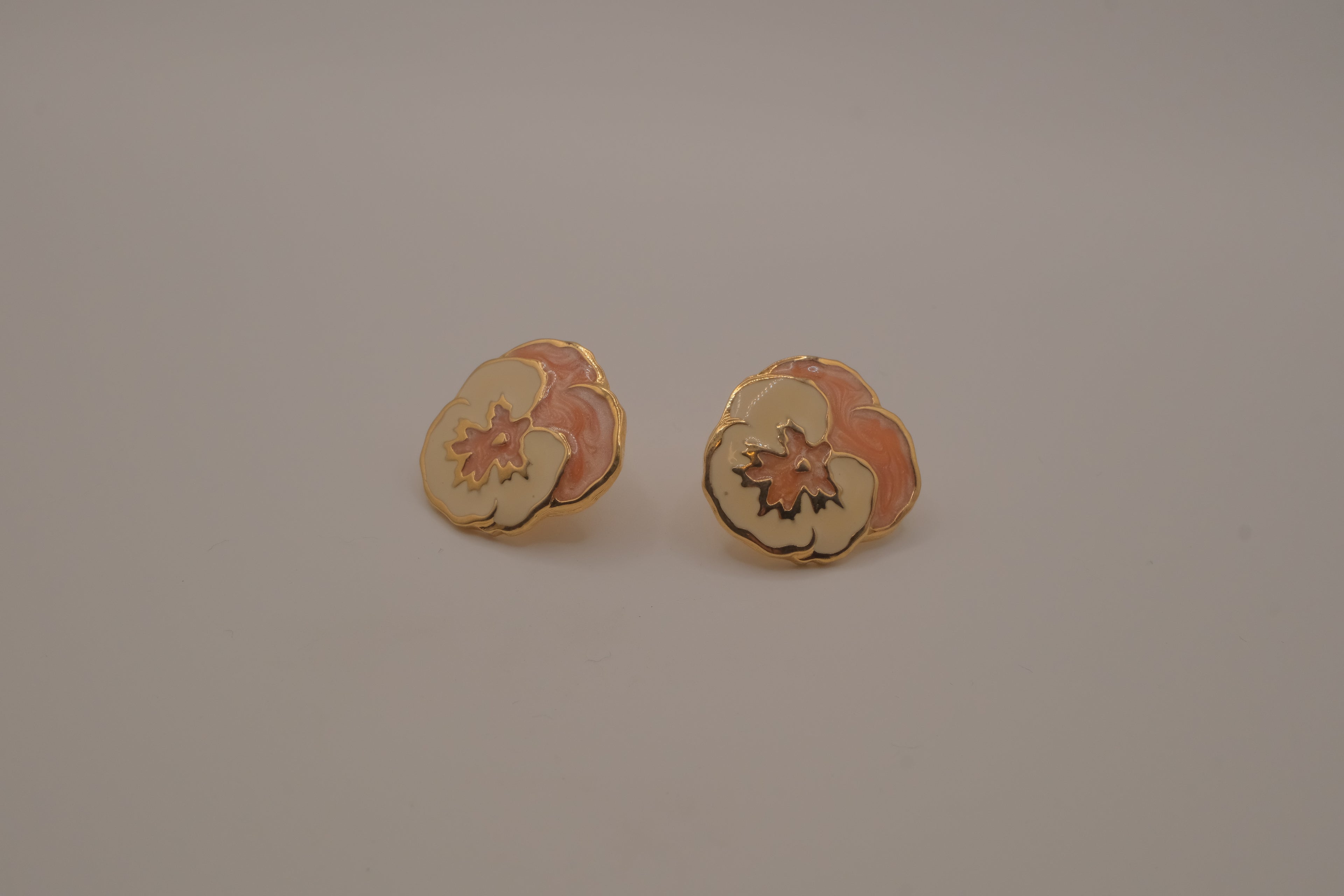 Vintage enamel pansy flower earring