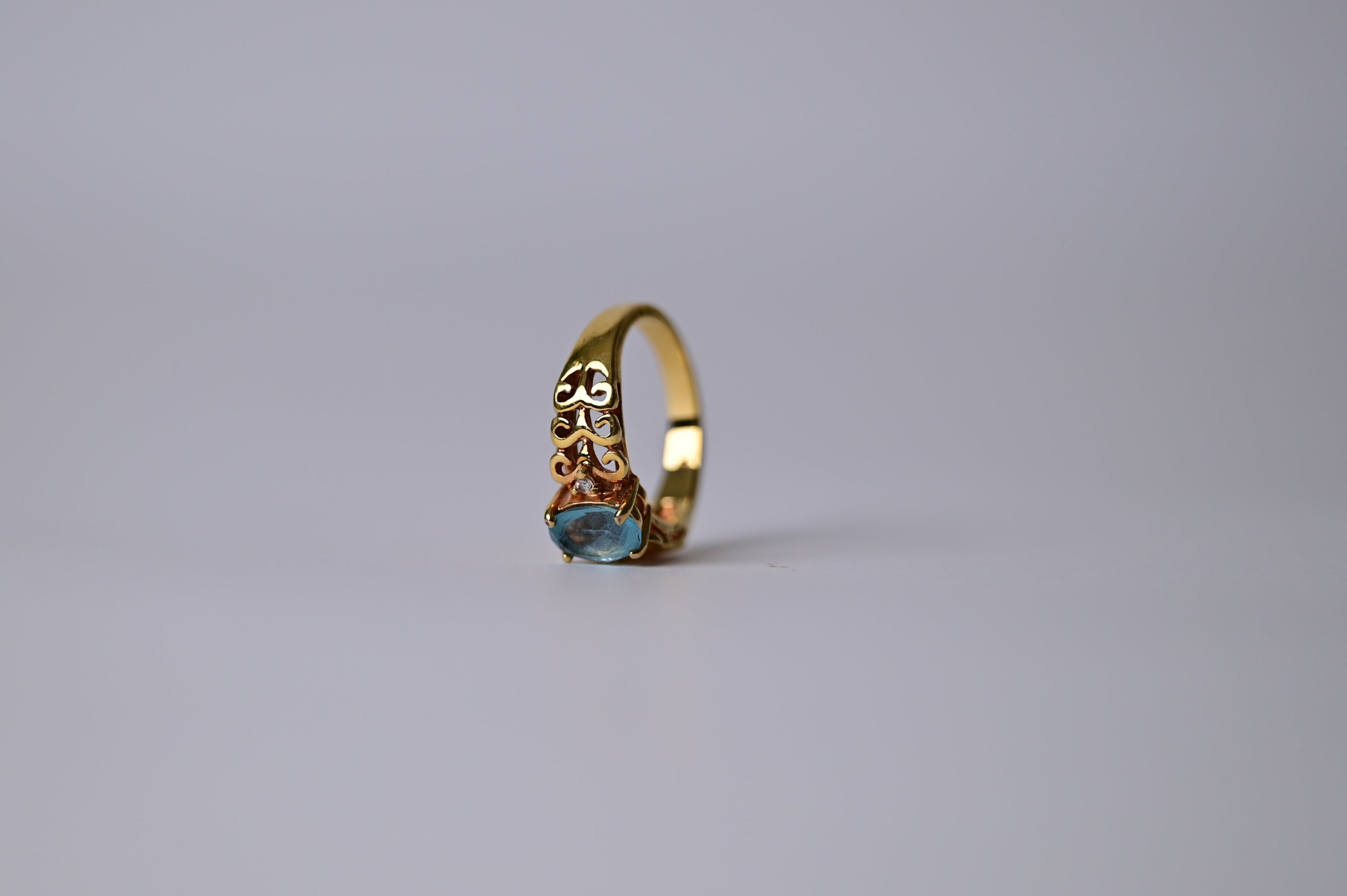 Vintage Avon Gold Tone Blue And Clear Glass Ring